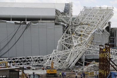 Sập dàn cẩu sân khai mạc World Cup 2014 khiến 2 người tử vong